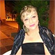 Profesora de español imparte clases a todos los niveles